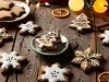Em cima de uma mesa, prato redondo com biscoitos em forma de árvore de Natal e estrelas, decorados com glacê branco e confeitos de bolinhas coloridas.