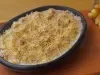 Em uma refratário, porção de arroz com queijo gratinado.