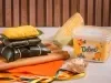 Pamonhas cozidas em folhas de bananeira empilhadas, pamonha aberta cremosa, espiga de milho e margarina Deline