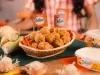 Bolinho de milho recheado com frango desfiado em cesta, com milho e Margarina Deline