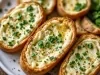 Fotografia em tons claros de três torradas no foco da imagem com um creme de parmesão e cebolas em cada, salpicadas com salsinha.