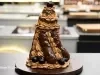 Sobremesa de chocolate com cobertura cremosa, ganache e cerejas. Receita sofisticada perfeita para ocasiões especiais.