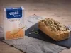 Foto da receita de pão de minuto na airfryer com farinha de aveia servida sobre uma base de pedra preta em cima de um pano cinza
