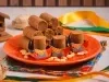 Paçoca de amendoim caseira em formato de rolinhos na festa junina, com amendoins e forminhas coloridas