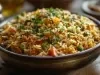 Imagem de um bowl rústico escuro com a receita do arroz de forno colorido decorado com salsinha.