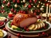 Ftogografia em clima de natal do tender sobre um prato grande e raso, de cor branco. No fundo tem uma árvore de natal iluminada e decorada. Na mesa tem velas, acompanhamentos e algumas frutas.