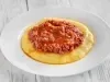 Fotografia mostra um  angu cremoso, coberta com carne moída