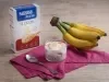 Foto da receita de surpresa de banana feita com Nestlé Aveia flocos sobre um pano cor de rosa em cima de uma mesa de madeira
