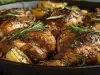 Fotografia mostra o frango assado apresenta uma pele dourada e crocante, acompanhado de batatas macias e douradas