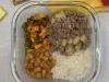 Fotografia em tons de amarelo e vermelho com uma receita de marmita de carne moida com batata acompanhada de arroz, feijão e leguemes.
