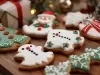 Em cima de uma mesa, biscoitos em forma de boneco de neve, árvore de Natal, decorado com glacê branco e verde.