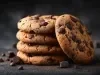 Em cima de uma mesa, biscoitos redondos crocantes com chocolate picado.