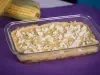 Fotografia em tons amarelo e roxo com uma travessa de vidro ao centro. Na travessa, existe uma receita de Fricassê de frango feita com Ascenda e finalizada com queijo branco.