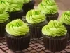 Imagem de cupcakes de chocolate com cobertura verde