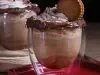 Foto da receita de cappuccino avelã servida em dois copos de vidro com um biscoito em cima