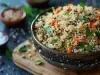 Imagem de um bowl rústico com salada de quinoa, cenoura e salsinha.