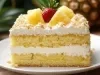Fotografia de uma fatia de torta de abacaxi feita com massa de bolo, decorada com cubos de abacaxi em um prato pequeno branco e raso de vidro.