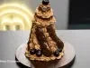 Sobremesa de chocolate com cobertura cremosa, ganache e cerejas. Receita sofisticada perfeita para ocasiões especiais.