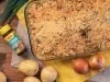 Fotografia em tons de amarelo e castanho claro com um refratário situado ao centro. Nele existe um gratinado de queijo na cor dourada, ao lado existe duas batatas e duas cebolas em cima de uma toalha de cor amarela.