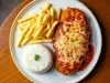 Fotografia mostra um prato dividido entre arroz, frango a parmegiana e batata frita