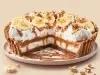 Fotografia de uma torta banoffee cheia de doce de leite com um pedaço grande faltando, mostrando o interior da torta, que está sobre um prato raso branco.