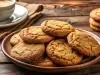 Em cima de uma mesa, prato redondo com biscoitos redondos crocantes.