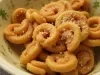 Recipiente redondo com biscoitos em meia lua e crocantes.