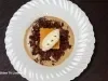 Bolo de tapioca com sorvete de tapioca e coco, servido com coulis de manga, maracujá e hortelã em apresentação elegante.
