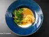 Cabeça e pescoço de frango com pirão de leite, salada de maxixe e crocante rendado em apresentação refinada e cheia de sabor.