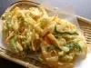 Imagem de uma cesta de palha com um tempurá de legumes frito.