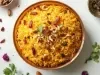 Em cima de uma mesa, tigela com porção de arroz dourado soltinho com uvas-passas pretas e nozes picadas.