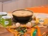 Caldo cremoso de macaxeira com rodelas de calabresa em tigela, acompanhado de manteiga Deline e canecas para festa junina