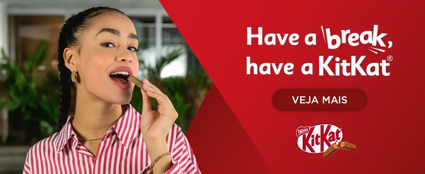Menina com camiseta listrada vermelha comendo um KitKat com o texto: “Have a break, have a KitKat” e um botão de veja mais.