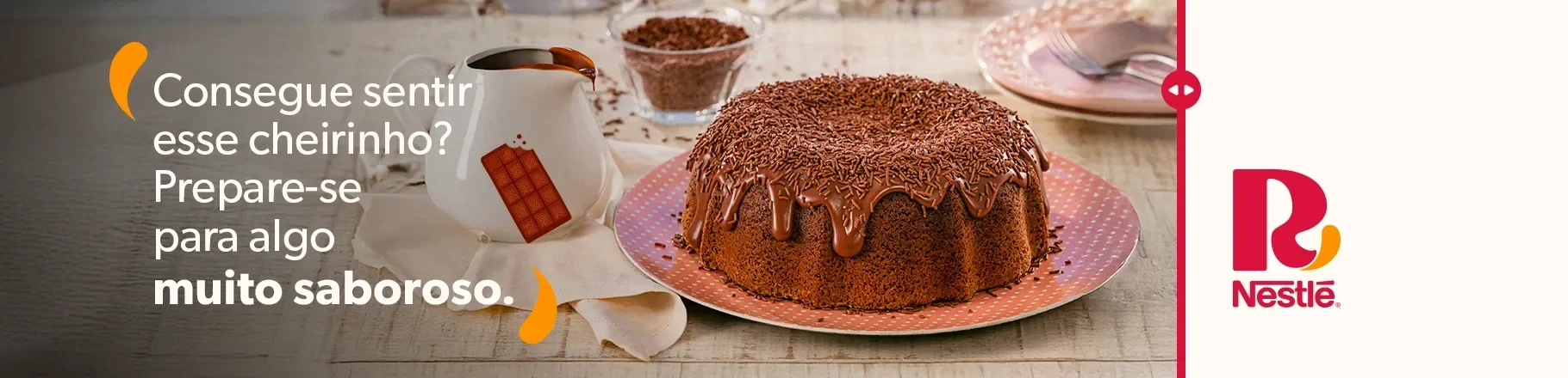 Bolo de chocolate com granulado, ao lado a mensagem: "Consegue sentir esse cheirinho? Prepare-se para algo muito saboroso".