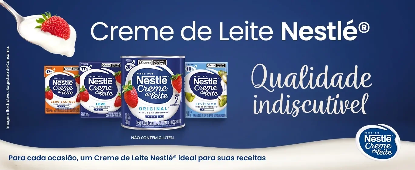 Imagem de um banner azul escuro com embalagens de Creme de Leite Nestlé e uma colher com creme de leite e um morango.