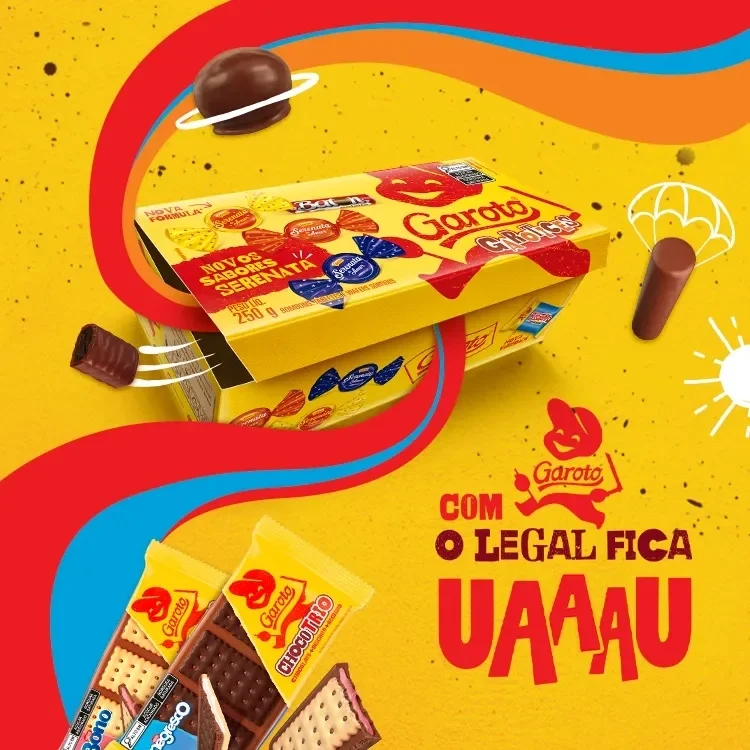 Imagem de uma caixa de chocolates e barras de Chocotrio, slogan “Com Garoto o legal fica UAAAU” em fundo amarelo vibrante.