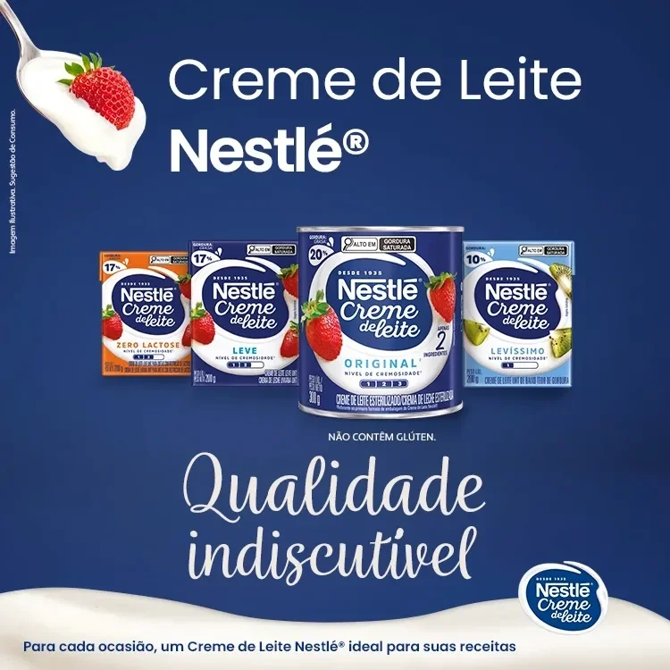 Imagem de um banner azul escuro com embalagens de Creme de Leite Nestlé e uma colher com creme de leite e um morango.