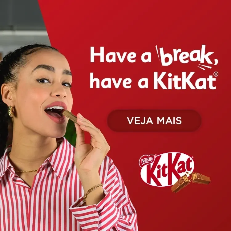Menina com camiseta listrada vermelha comendo um KitKat com o texto: “Have a break, have a KitKat” e um botão de veja mais.