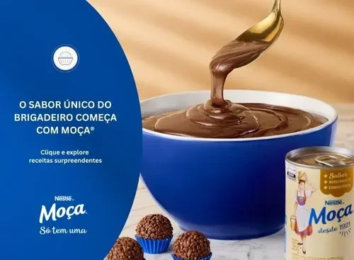 Brigadeiro cremoso em tigela azul com colher dourada, acompanhado de brigadeiros prontos e lata de leite condensado Moça.