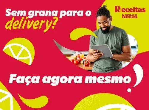Homem sorridente segurando tablet em cozinha, com texto ‘Sem grana para o delivery? Faça agora mesmo!’.