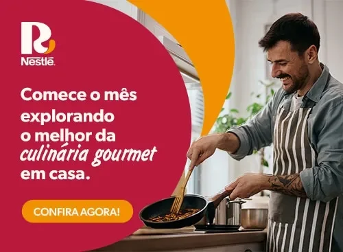 Homem cozinhando com uma frigideira, com banner de Receitas Nestlé e frase para conferir receitas para o início do mês