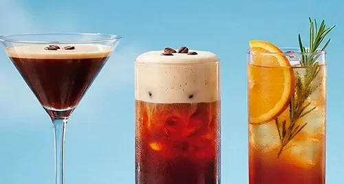Três drinks: espresso martini, café gelado com espuma cremosa e coquetel cítrico com laranja e alecrim.