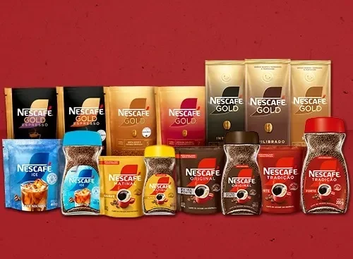 Linha completa de cafés NESCAFÉ: Gold, Ice, Matinal, Original e Tradição em diferentes embalagens sobre fundo vermelho
