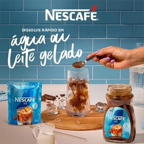 Preparação de café gelado com NESCAFÉ Ice sendo dissolvido em água ou leite, com gelo e produto em destaque.