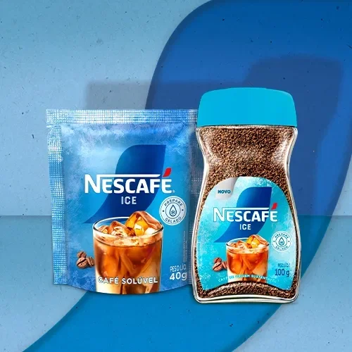 Produtos NESCAFÉ Ice em embalagem pouch e pote, café solúvel ideal para preparo de bebidas geladas, sobre fundo azul.