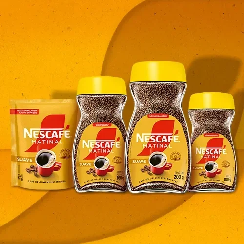Linha de produtos NESCAFÉ Matinal suave em diferentes tamanhos, com café solúvel em pote e embalagem pouch sobre fundo amarel