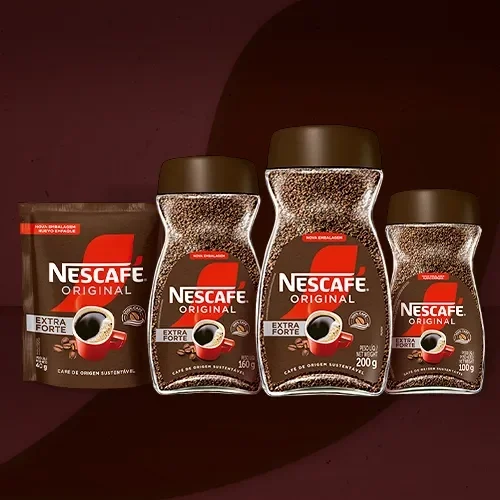 Linha de produtos NESCAFÉ Original Extra Forte em diferentes tamanhos, com café solúvel em pote e embalagem pouch sobre fundo