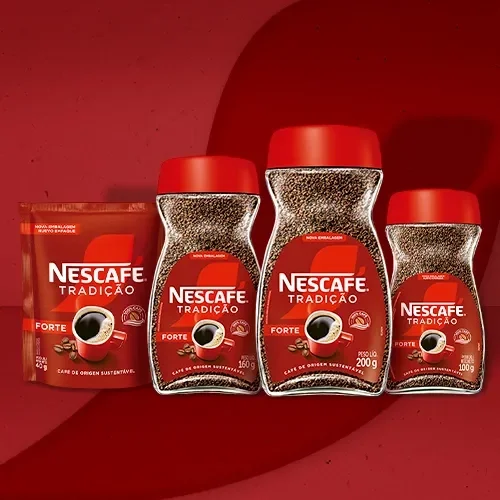 Linha de produtos NESCAFÉ Tradição em diferentes tamanhos, incluindo café solúvel forte em pote e embalagem pouch sobre fundo