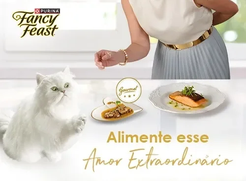 Gato branco ao lado de pratos gourmet da Fancy Feast; mulher serve comida refinada para pet com destaque premium