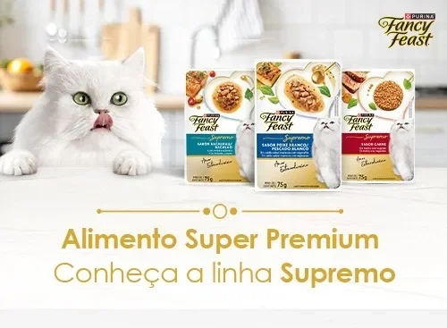 Fancy Feast Supremo: gato branco ao lado da linha de alimentos super premium para gatos.